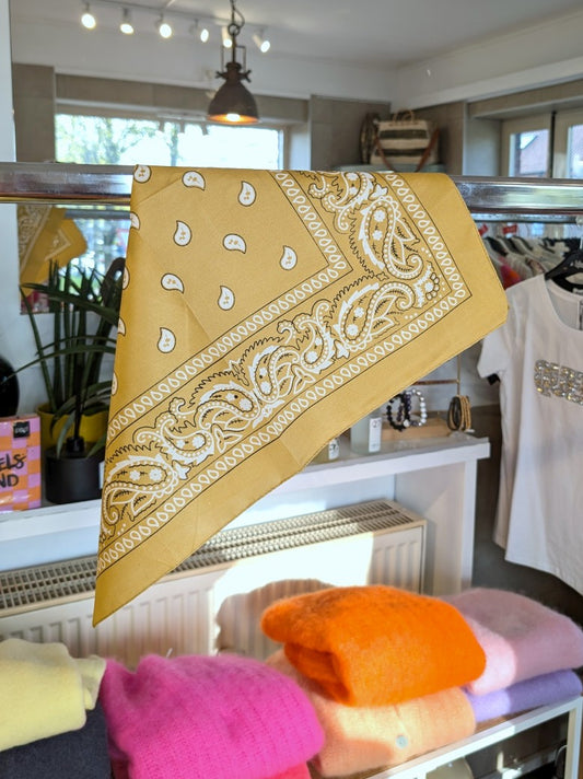 Raffiniert elegantes Tuch im Kujten Stil in Gold mit Weiß. Bietet Styling Möglichkeiten wie Halstuch, Kopftuch, Tuch um die Hüften oder stilvolles Accessoire!