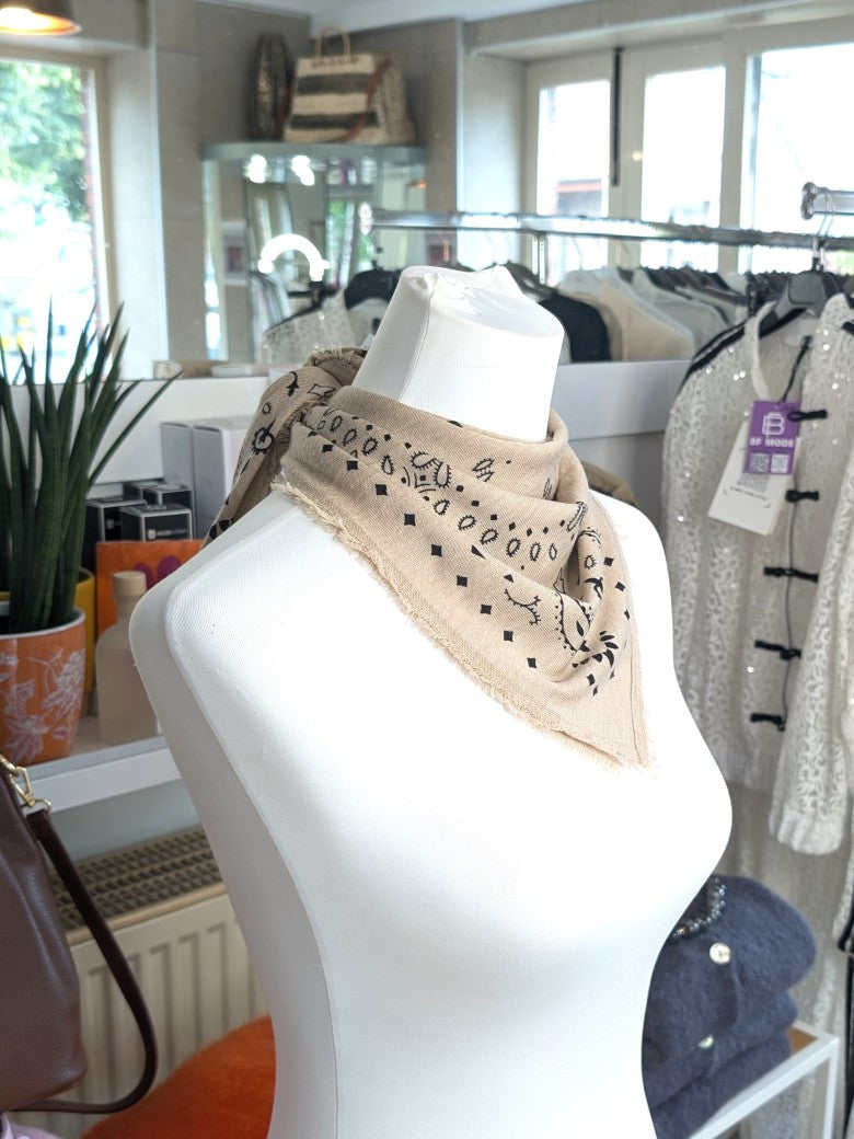 Elegantes Bandana-Tuch aus 85% Merino-Wolle 15% Kaschmir für außergewöhnliche Weichheit und atmungsaktive Wärmeleistung - als Kopftuch, Halstuch, Schulterumhang