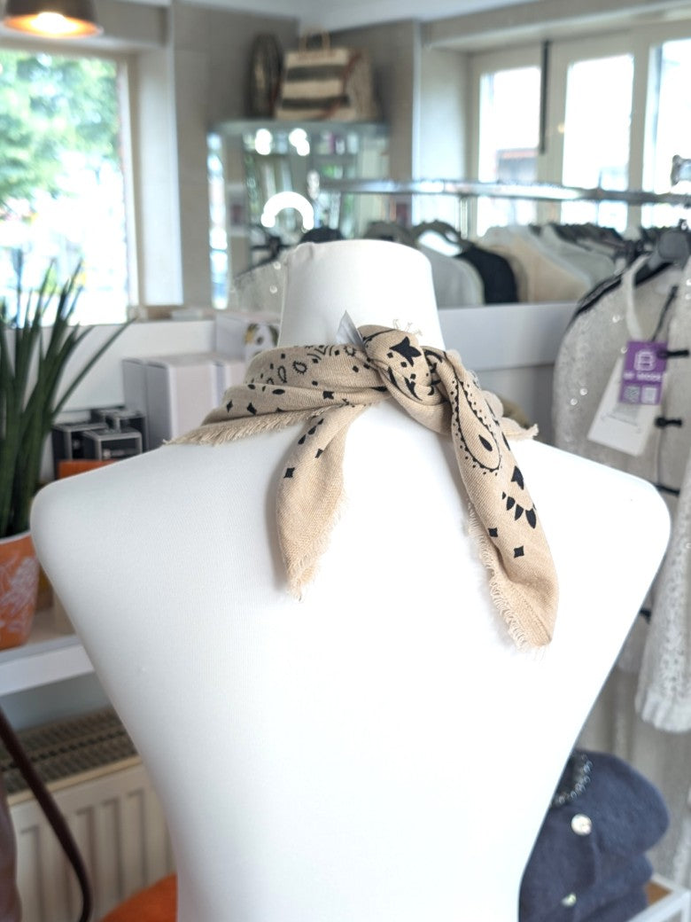Elegantes Bandana-Tuch aus 85% Merino-Wolle 15% Kaschmir für außergewöhnliche Weichheit und atmungsaktive Wärmeleistung - als Kopftuch, Halstuch, Schulterumhang