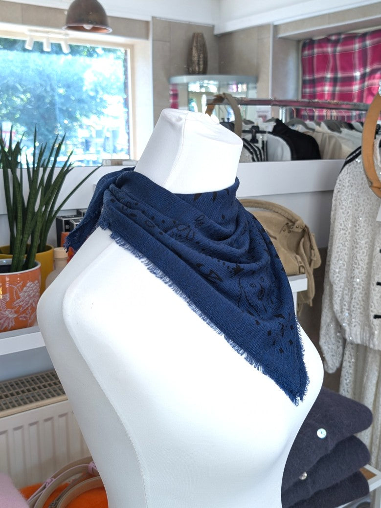 Elegantes Bandana-Tuch aus 85% Merino-Wolle 15% Kaschmir für außergewöhnliche Weichheit und atmungsaktive Wärmeleistung - als Kopftuch, Halstuch, Schulterumhang