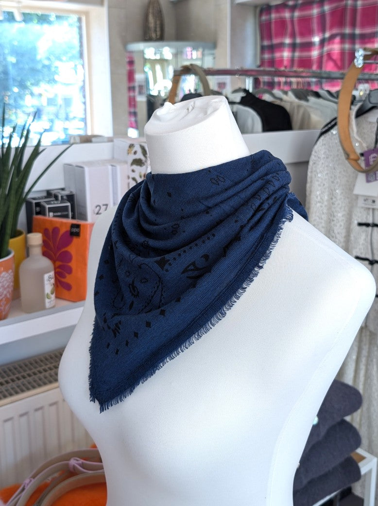 Elegantes Bandana-Tuch aus 85% Merino-Wolle 15% Kaschmir für außergewöhnliche Weichheit und atmungsaktive Wärmeleistung - als Kopftuch, Halstuch, Schulterumhang