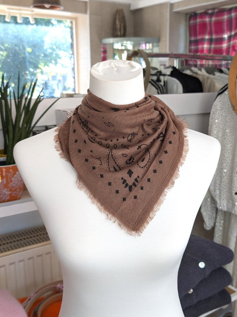 Elegantes Bandana-Tuch aus 85% Merino-Wolle 15% Kaschmir für außergewöhnliche Weichheit und atmungsaktive Wärmeleistung - als Kopftuch, Halstuch, Schulterumhang