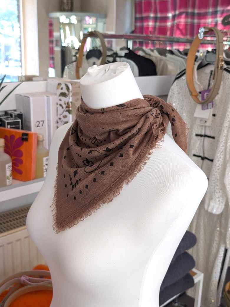 Elegantes Bandana-Tuch aus 85% Merino-Wolle 15% Kaschmir für außergewöhnliche Weichheit und atmungsaktive Wärmeleistung - als Kopftuch, Halstuch, Schulterumhang