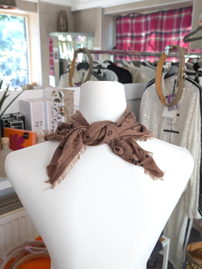 Elegantes Bandana-Tuch aus 85% Merino-Wolle 15% Kaschmir für außergewöhnliche Weichheit und atmungsaktive Wärmeleistung - als Kopftuch, Halstuch, Schulterumhang