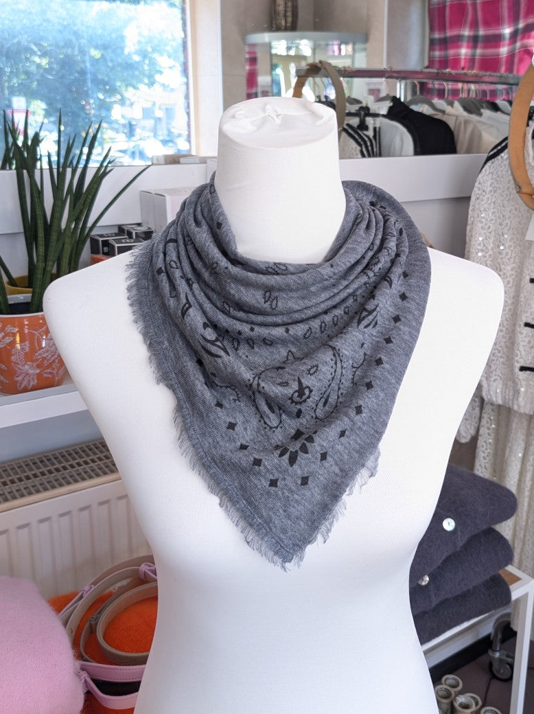Elegantes Bandana-Tuch aus 85% Merino-Wolle 15% Kaschmir für außergewöhnliche Weichheit und atmungsaktive Wärmeleistung - als Kopftuch, Halstuch, Schulterumhang