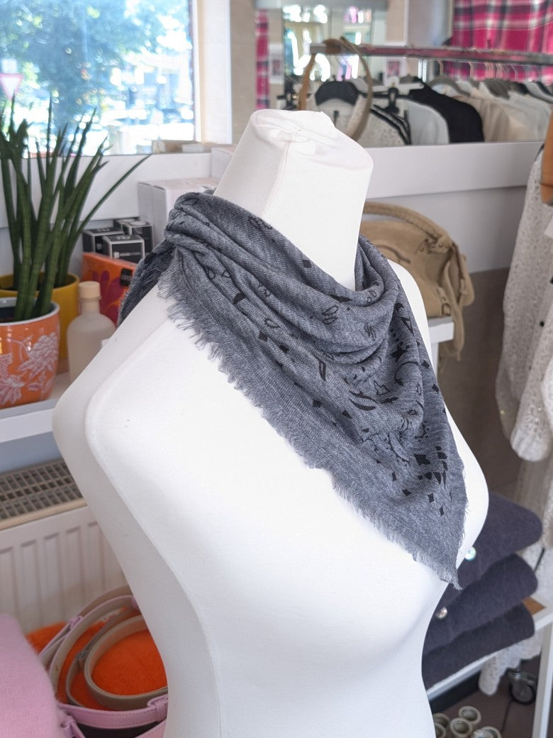 Elegantes Bandana-Tuch aus 85% Merino-Wolle 15% Kaschmir für außergewöhnliche Weichheit und atmungsaktive Wärmeleistung - als Kopftuch, Halstuch, Schulterumhang