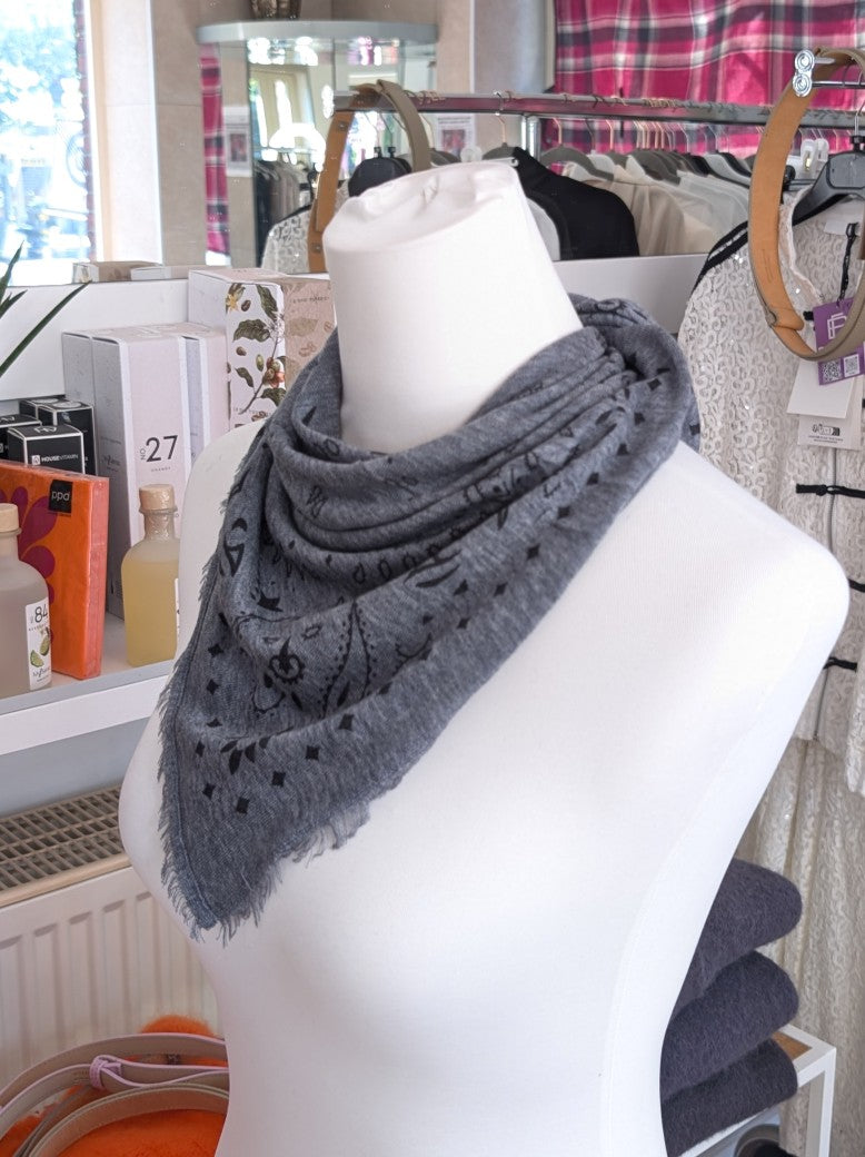 Elegantes Bandana-Tuch aus 85% Merino-Wolle 15% Kaschmir für außergewöhnliche Weichheit und atmungsaktive Wärmeleistung - als Kopftuch, Halstuch, Schulterumhang