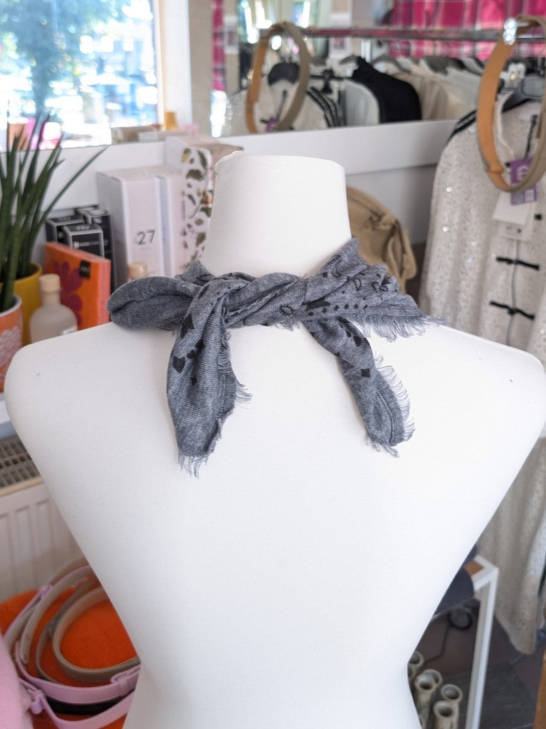Elegantes Bandana-Tuch aus 85% Merino-Wolle 15% Kaschmir für außergewöhnliche Weichheit und atmungsaktive Wärmeleistung - als Kopftuch, Halstuch, Schulterumhang