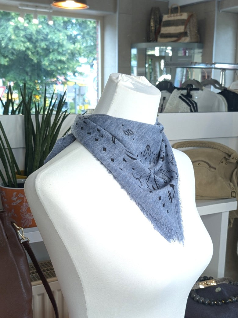 Elegantes Bandana-Tuch aus 85% Merino-Wolle 15% Kaschmir für außergewöhnliche Weichheit und atmungsaktive Wärmeleistung - als Kopftuch, Halstuch, Schulterumhang