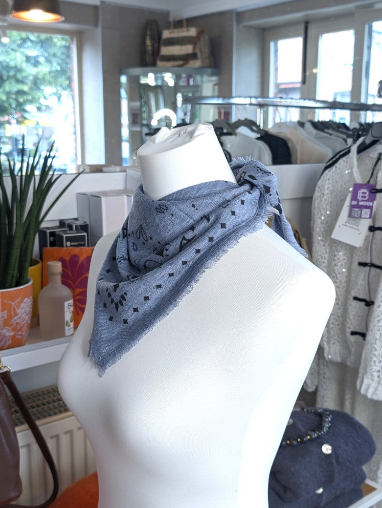 Elegantes Bandana-Tuch aus 85% Merino-Wolle 15% Kaschmir für außergewöhnliche Weichheit und atmungsaktive Wärmeleistung - als Kopftuch, Halstuch, Schulterumhang
