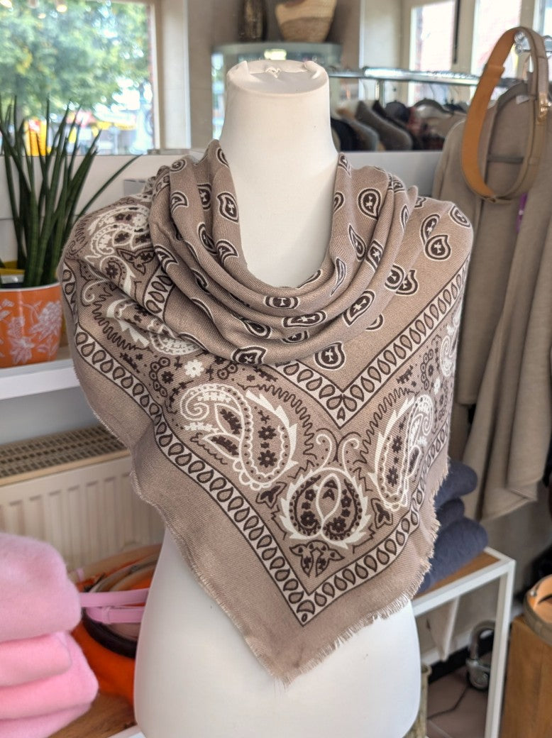 Elegantes Tuch Schal aus 100% Viskose, raffinierter ethnischer Charakter durch florales Paisley Muster im Kujten-Stil - als Kopftuch, Halstuch, Schulterumhang