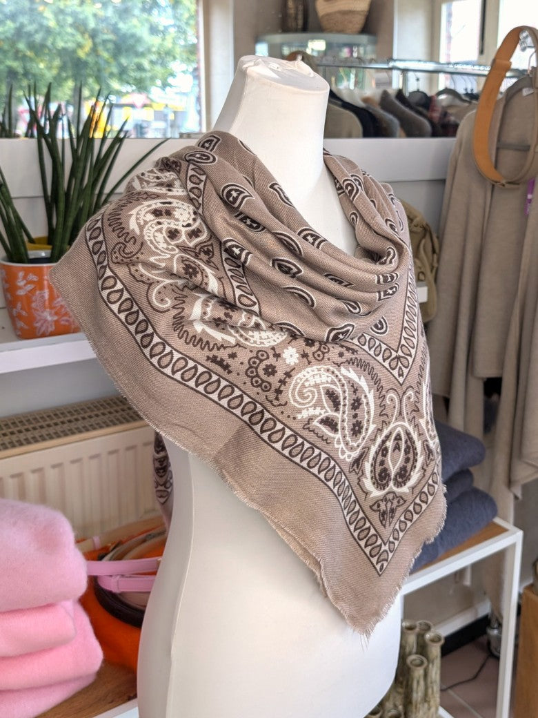 Elegantes Tuch Schal aus 100% Viskose, raffinierter ethnischer Charakter durch florales Paisley Muster im Kujten-Stil - als Kopftuch, Halstuch, Schulterumhang