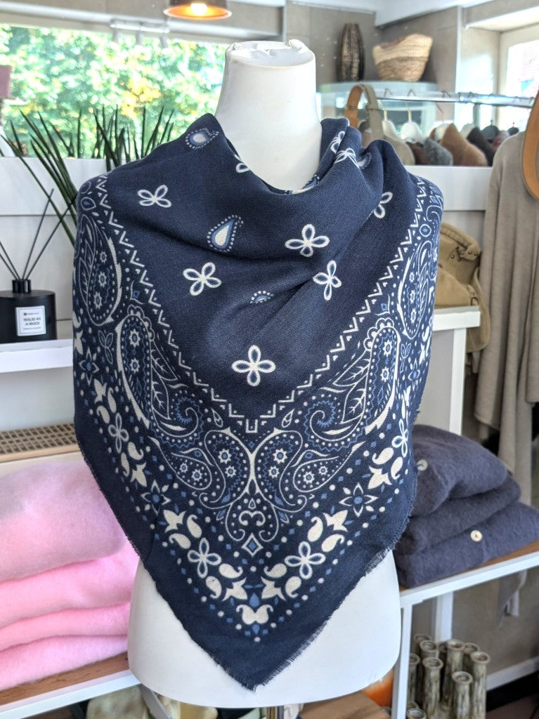 Elegantes Bandana-Tuch aus 100% Viskose, raffinierter ethnischer Charakter durch florales Paisley Muster im Kujten-Stil - als Kopftuch, Halstuch, Schulterumhang