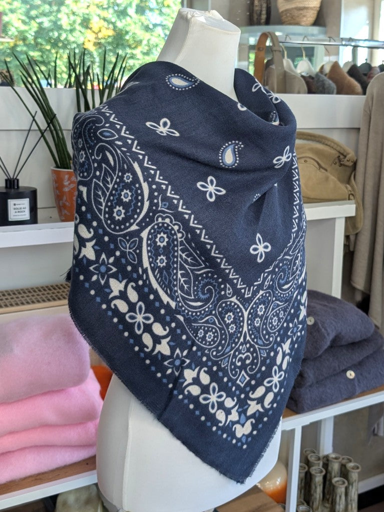 Elegantes Bandana-Tuch aus 100% Viskose, raffinierter ethnischer Charakter durch florales Paisley Muster im Kujten-Stil - als Kopftuch, Halstuch, Schulterumhang