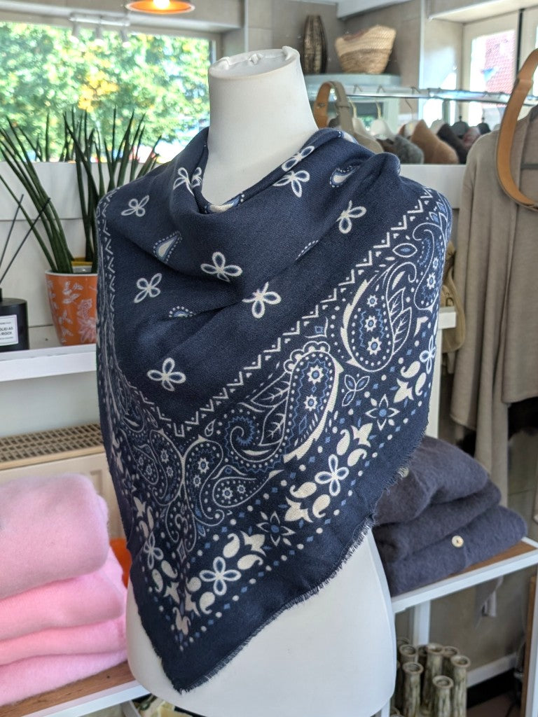 Elegantes Bandana-Tuch aus 100% Viskose, raffinierter ethnischer Charakter durch florales Paisley Muster im Kujten-Stil - als Kopftuch, Halstuch, Schulterumhang
