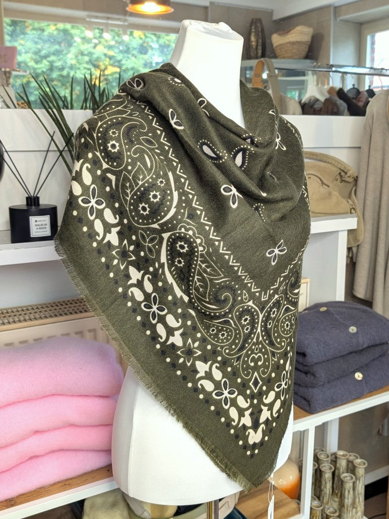 Elegantes Bandana-Tuch aus 100% Viskose, raffinierter ethnischer Charakter durch florales Paisley Muster im Kujten-Stil - als Kopftuch, Halstuch, Schulterumhang
