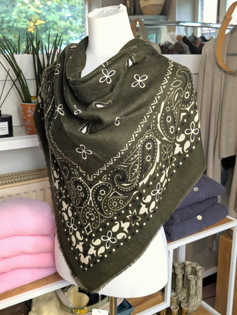 Elegantes Bandana-Tuch aus 100% Viskose, raffinierter ethnischer Charakter durch florales Paisley Muster im Kujten-Stil - als Kopftuch, Halstuch, Schulterumhang