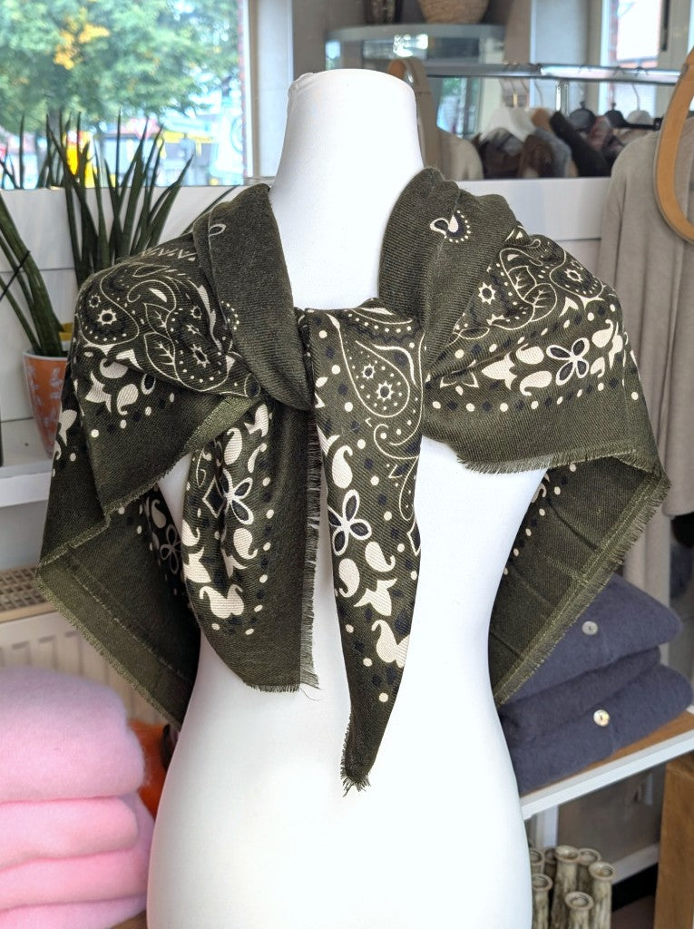 Elegantes Bandana-Tuch aus 100% Viskose, raffinierter ethnischer Charakter durch florales Paisley Muster im Kujten-Stil - als Kopftuch, Halstuch, Schulterumhang
