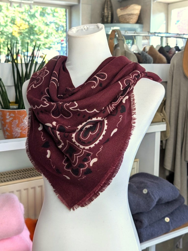 Elegantes Bandana-Tuch aus 100% Viskose, raffinierter ethnischer Charakter durch florales Paisley Muster im Kujten-Stil - als Kopftuch, Halstuch, Schulterumhang