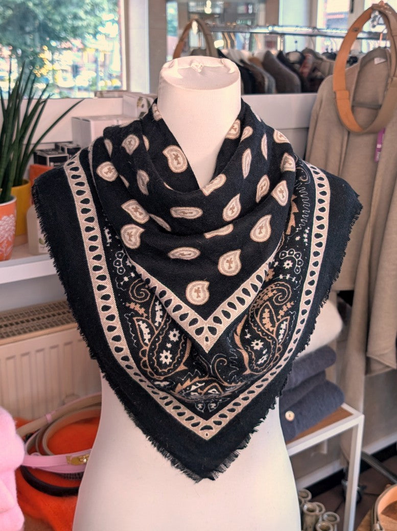 Elegantes Bandana-Tuch aus 100% Viskose, raffinierter ethnischer Charakter durch florales Paisley Muster im Kujten-Stil - als Kopftuch, Halstuch, Schulterumhang