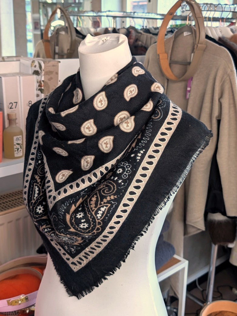 Elegantes Bandana-Tuch aus 100% Viskose, raffinierter ethnischer Charakter durch florales Paisley Muster im Kujten-Stil - als Kopftuch, Halstuch, Schulterumhang