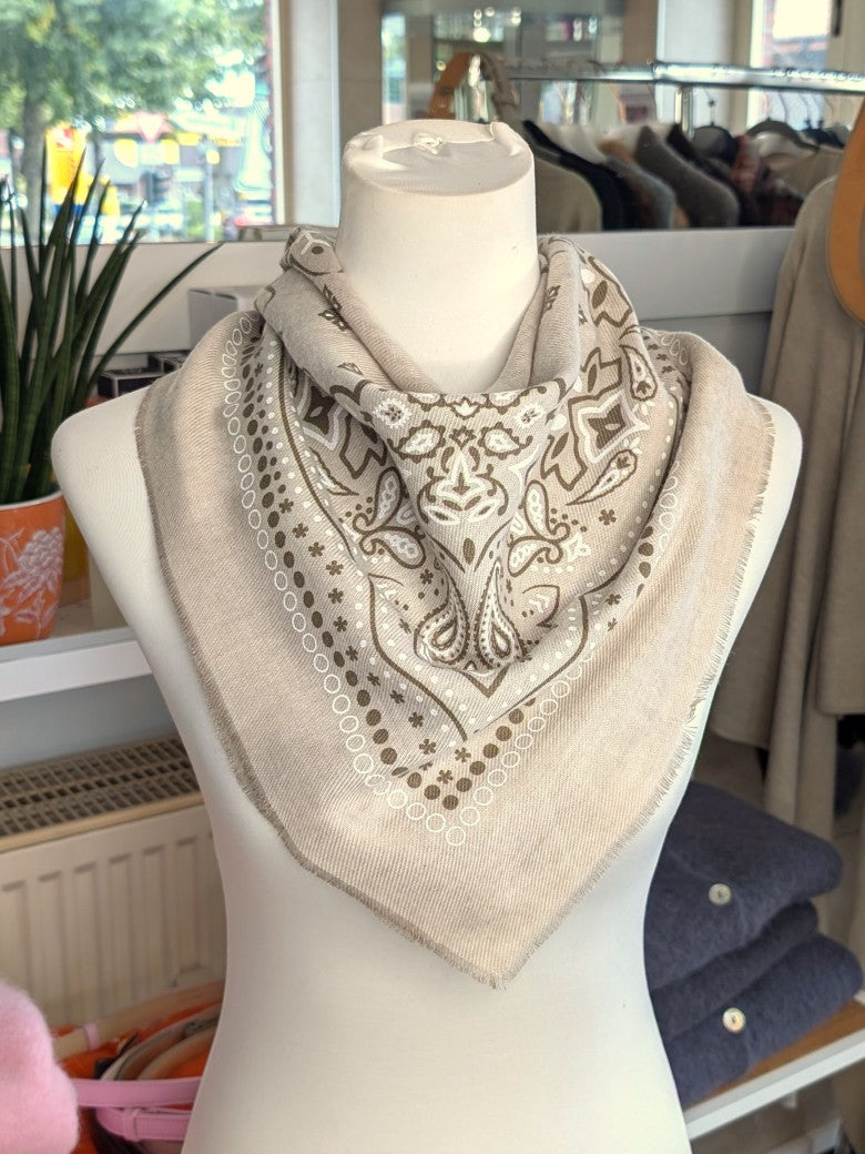 Elegantes Bandana-Tuch aus 100% Viskose, raffinierter ethnischer Charakter durch florales Paisley Muster im Kujten-Stil - als Kopftuch, Halstuch, Schulterumhang