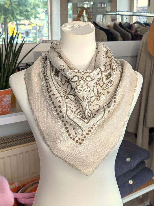 Elegantes Bandana-Tuch aus 100% Viskose, raffinierter ethnischer Charakter durch florales Paisley Muster im Kujten-Stil - als Kopftuch, Halstuch, Schulterumhang