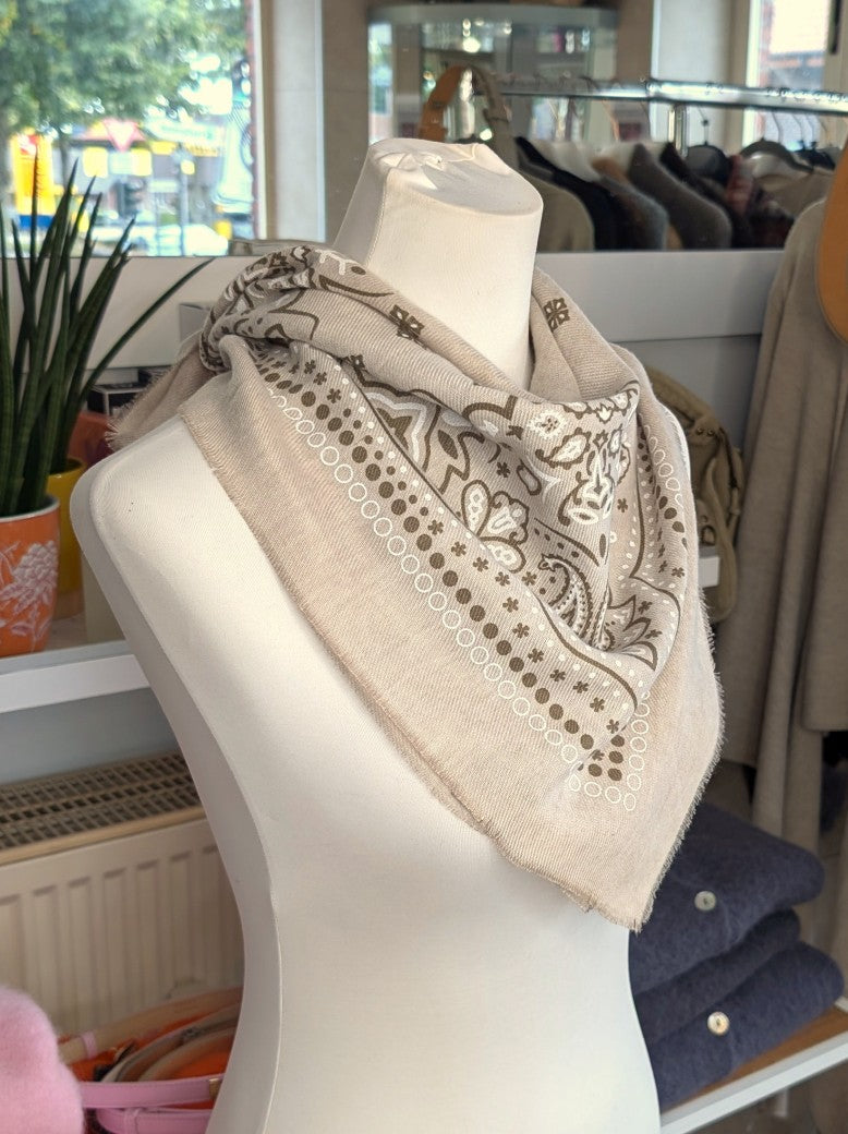 Elegantes Bandana-Tuch aus 100% Viskose, raffinierter ethnischer Charakter durch florales Paisley Muster im Kujten-Stil - als Kopftuch, Halstuch, Schulterumhang