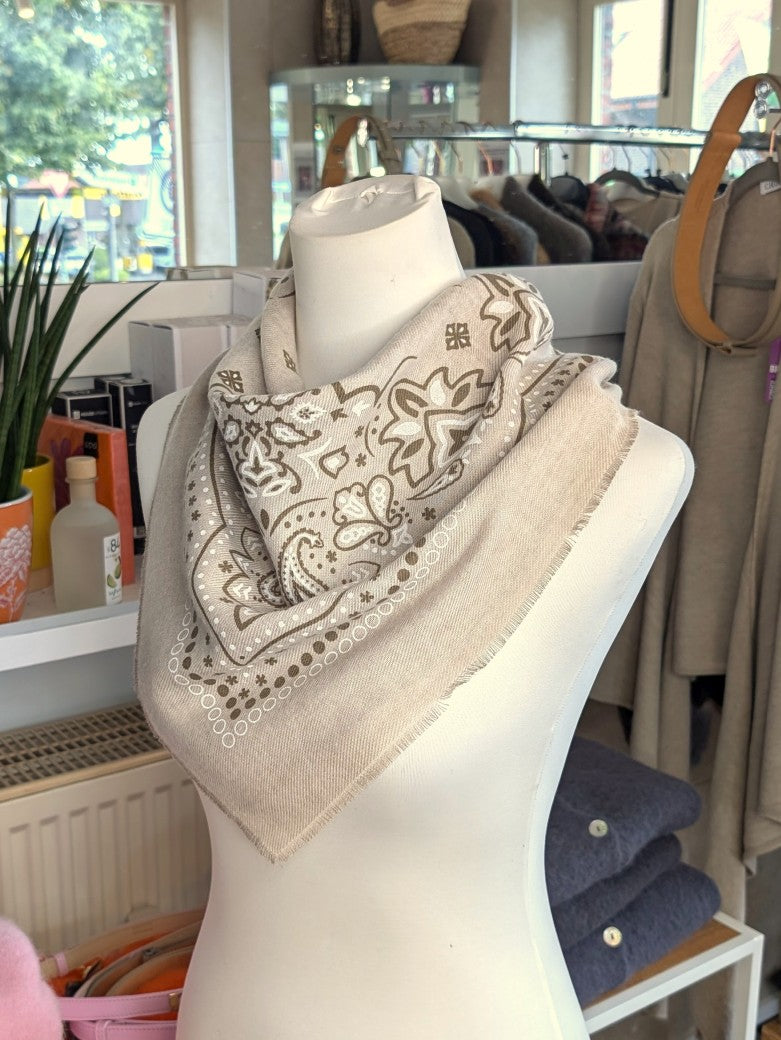 Elegantes Bandana-Tuch aus 100% Viskose, raffinierter ethnischer Charakter durch florales Paisley Muster im Kujten-Stil - als Kopftuch, Halstuch, Schulterumhang