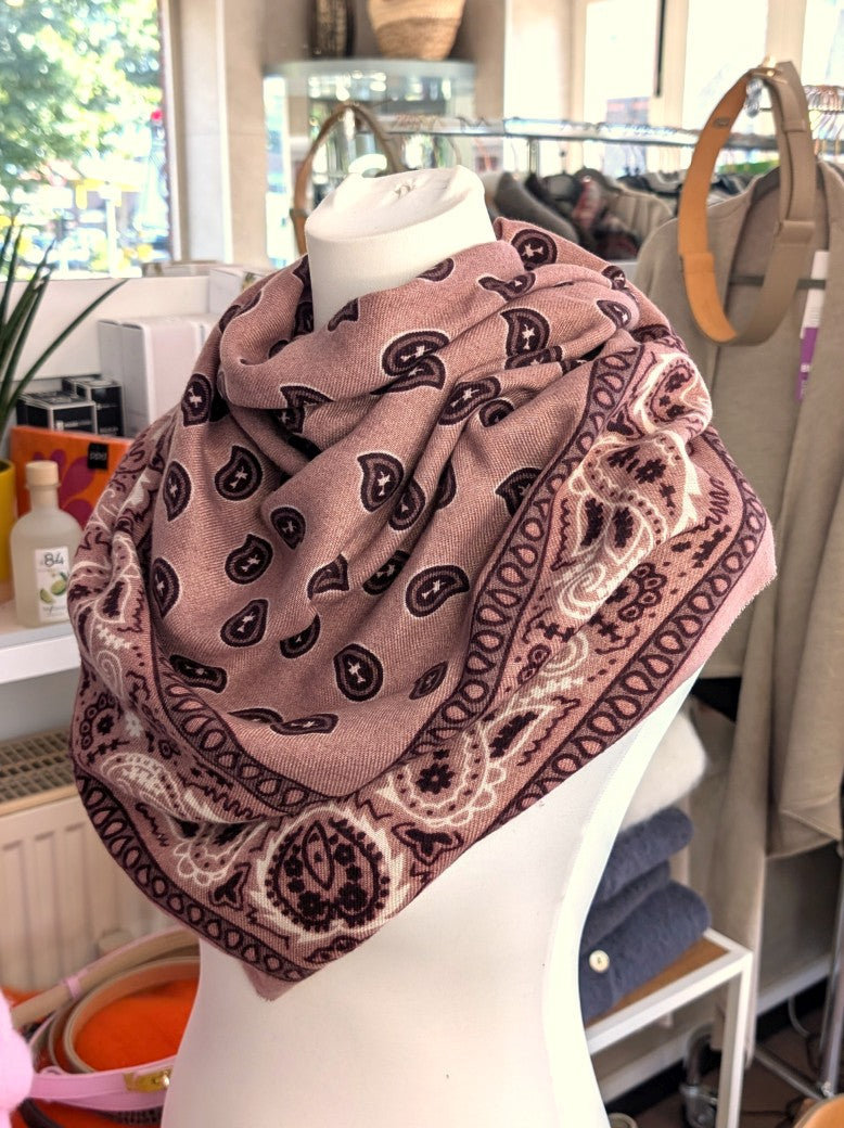 Elegantes Bandana-Tuch aus 100% Viskose, raffinierter ethnischer Charakter durch florales Paisley Muster im Kujten-Stil - als Kopftuch, Halstuch, Schulterumhang
