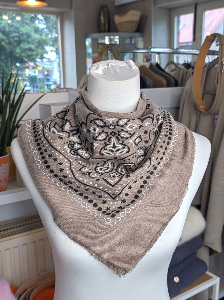 Elegantes Bandana-Tuch aus 100% Viskose, raffinierter ethnischer Charakter durch florales Paisley Muster im Kujten-Stil - als Kopftuch, Halstuch, Schulterumhang