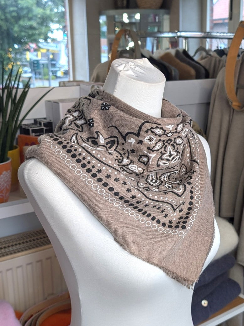 Elegantes Bandana-Tuch aus 100% Viskose, raffinierter ethnischer Charakter durch florales Paisley Muster im Kujten-Stil - als Kopftuch, Halstuch, Schulterumhang
