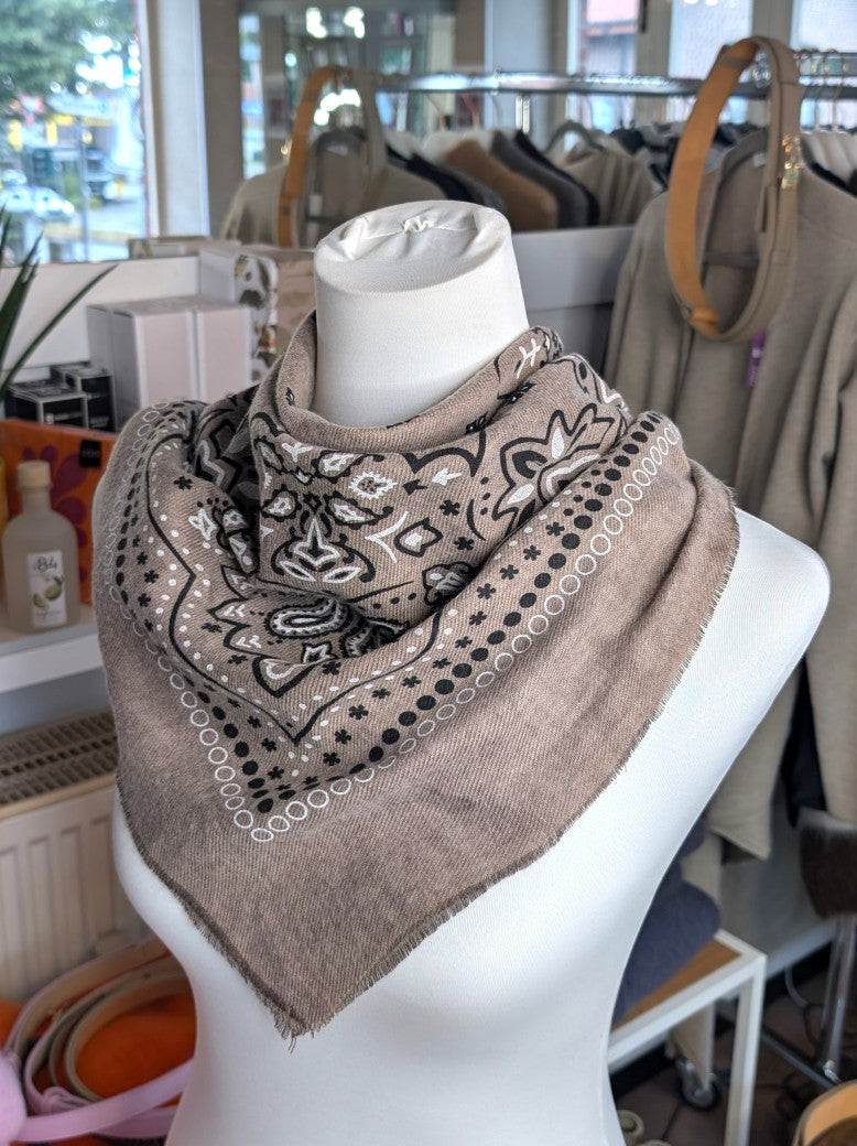 Elegantes Bandana-Tuch aus 100% Viskose, raffinierter ethnischer Charakter durch florales Paisley Muster im Kujten-Stil - als Kopftuch, Halstuch, Schulterumhang
