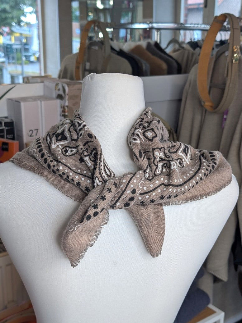 Elegantes Bandana-Tuch aus 100% Viskose, raffinierter ethnischer Charakter durch florales Paisley Muster im Kujten-Stil - als Kopftuch, Halstuch, Schulterumhang