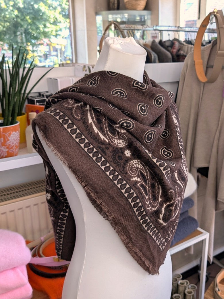 Elegantes Bandana-Tuch aus 100% Viskose, raffinierter ethnischer Charakter durch florales Paisley Muster im Kujten-Stil - als Kopftuch, Halstuch, Schulterumhang