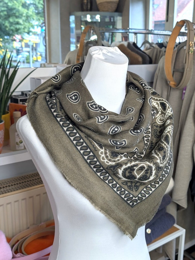 Elegantes Bandana-Tuch aus 100% Viskose, raffinierter ethnischer Charakter durch florales Paisley Muster im Kujten-Stil - als Kopftuch, Halstuch, Schulterumhang