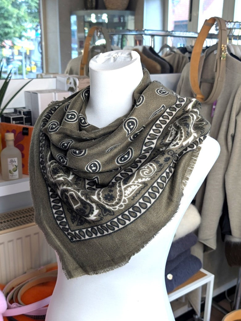 Elegantes Bandana-Tuch aus 100% Viskose, raffinierter ethnischer Charakter durch florales Paisley Muster im Kujten-Stil - als Kopftuch, Halstuch, Schulterumhang