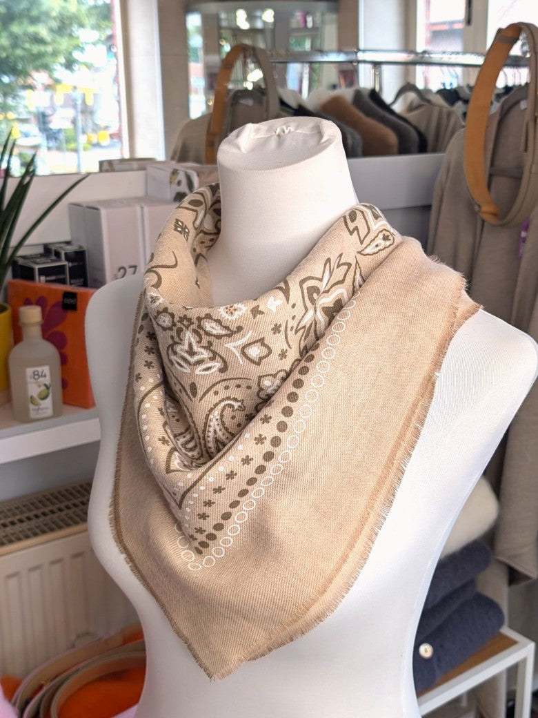 Elegantes Bandana-Tuch aus 100% Viskose, raffinierter ethnischer Charakter durch florales Paisley Muster im Kujten-Stil - als Kopftuch, Halstuch, Schulterumhang