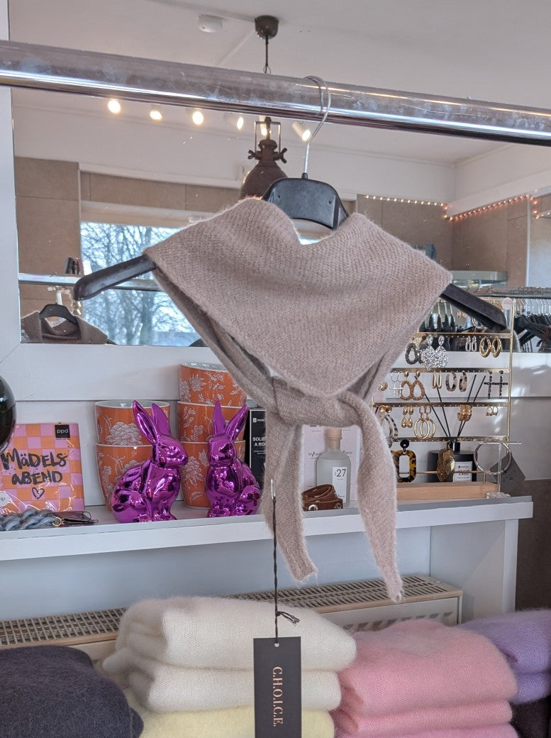 Zeitlose Eleganz mit dem trendigen Alpaka Dreieckstuch in Taupe von Choice. Schmiegt sich sanft an die Schultern und verleiht jedem Outfit eine raffinierte Note!