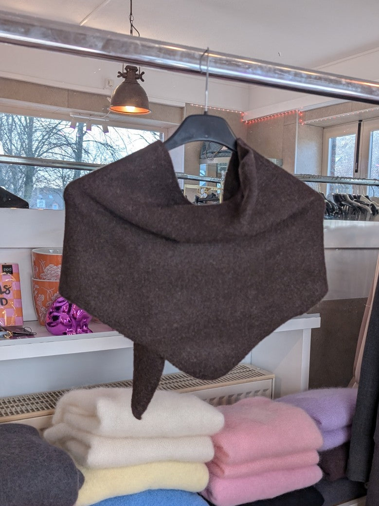 Zeitlose Eleganz mit dem trendigen feinen Dreieckstuch in Braun von Kilky - schmiegt sich sanft an die Schultern und verleiht jedem Outfit eine raffinierte Note!