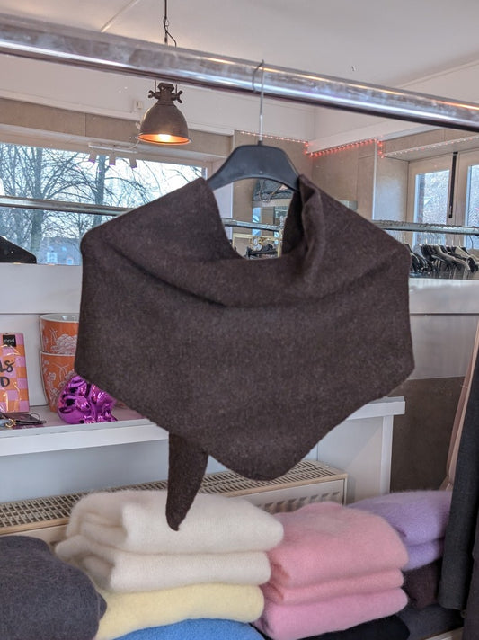 Zeitlose Eleganz mit dem trendigen feinen Dreieckstuch in Braun von Kilky - schmiegt sich sanft an die Schultern und verleiht jedem Outfit eine raffinierte Note!