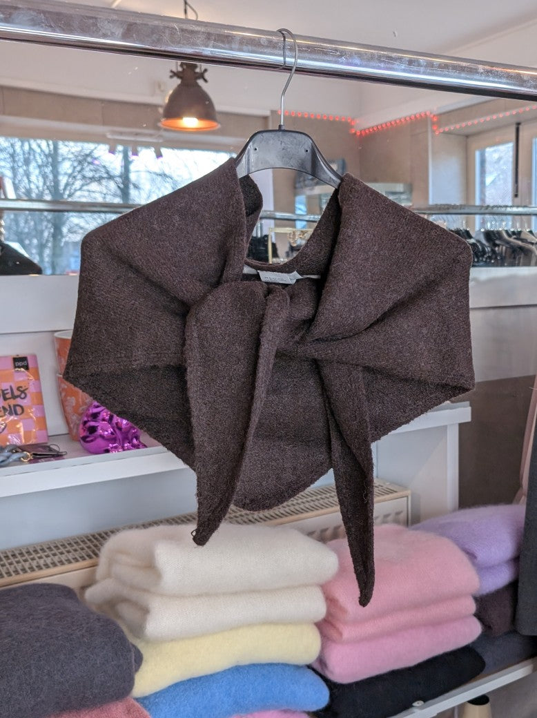 Zeitlose Eleganz mit dem trendigen feinen Dreieckstuch in Braun von Kilky - schmiegt sich sanft an die Schultern und verleiht jedem Outfit eine raffinierte Note!