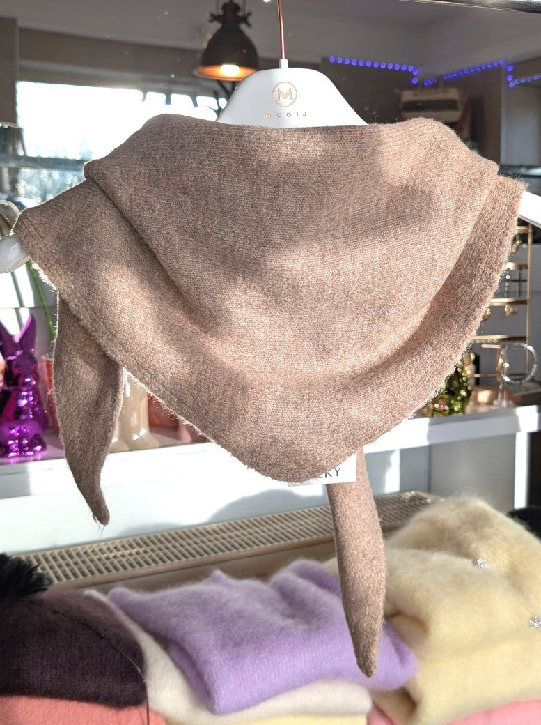 Zeitlose Eleganz mit dem trendigen feinen Dreieckstuch in Taupe von Kilky - schmiegt sich sanft an die Schultern und verleiht jedem Outfit eine raffinierte Note!