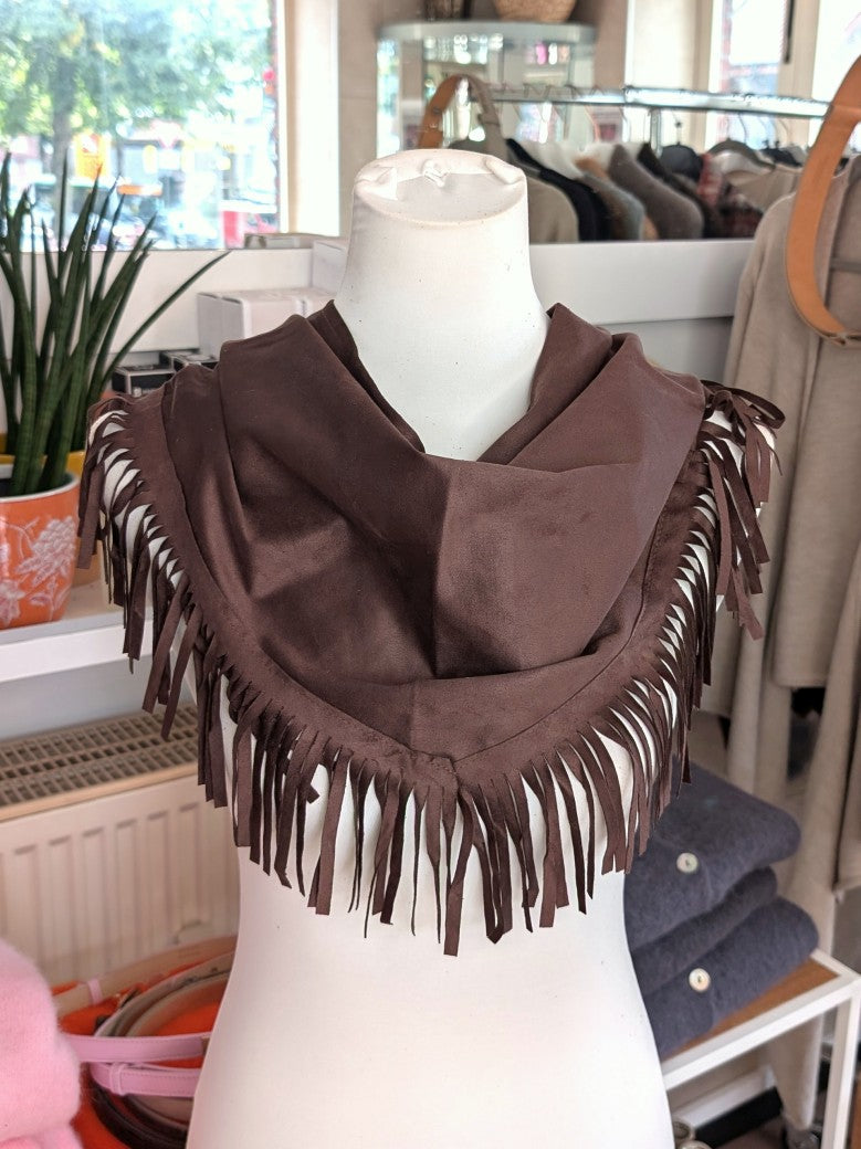 Elegantes Dreieckstuch aus weicher Viskose mit samtiger Haptik und Fransen in Coffee Braun verleiht jedem Outfit Raffinesse - langanhaltender Tragekomfort.