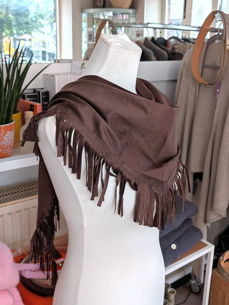 Elegantes Dreieckstuch aus weicher Viskose mit samtiger Haptik und Fransen in Coffee Braun verleiht jedem Outfit Raffinesse - langanhaltender Tragekomfort.