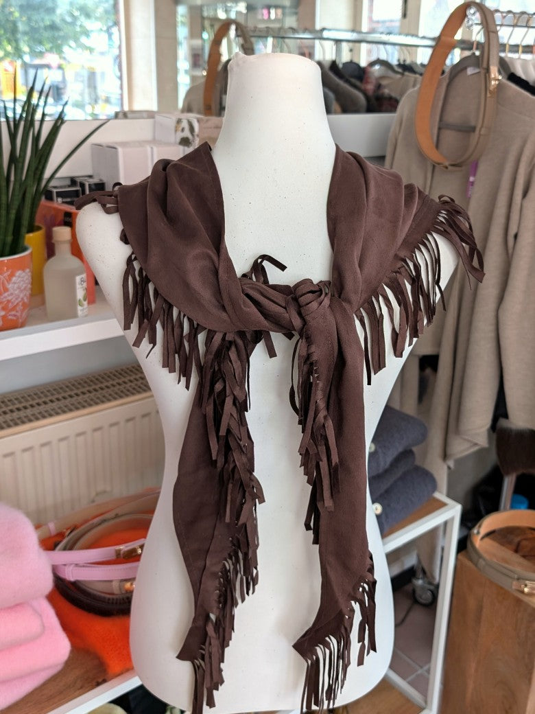 Elegantes Dreieckstuch aus weicher Viskose mit samtiger Haptik und Fransen in Coffee Braun verleiht jedem Outfit Raffinesse - langanhaltender Tragekomfort.