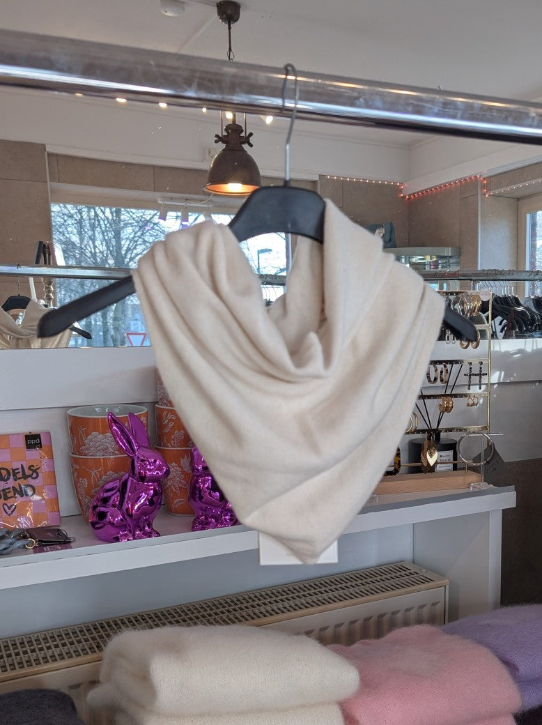 Elegantes Dreieckstuch aus kostbarer Materialmischung: Kaschmir, Wolle und Viskose vereinen sich zu einem Feinstrick von unvergleichlicher Weichheit.