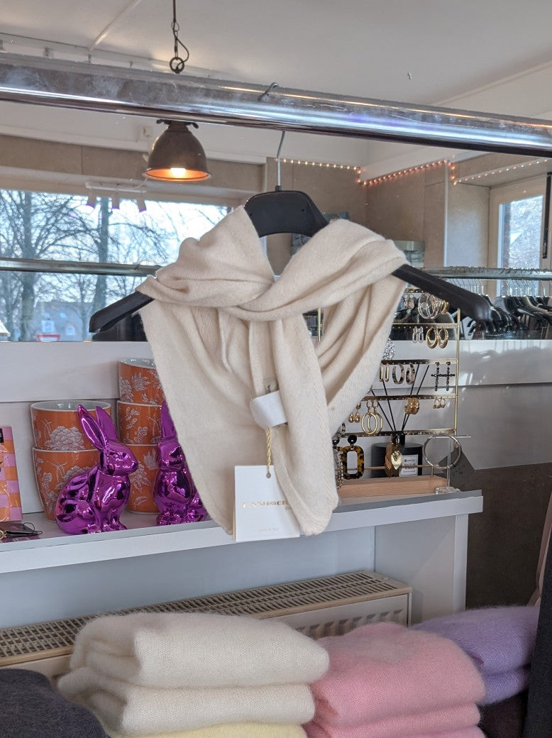 Elegantes Dreieckstuch aus kostbarer Materialmischung: Kaschmir, Wolle und Viskose vereinen sich zu einem Feinstrick von unvergleichlicher Weichheit.