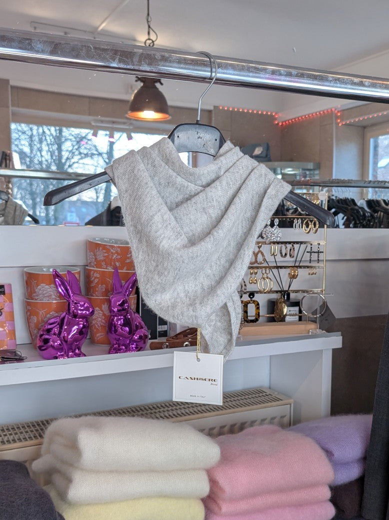 Elegantes Dreieckstuch aus kostbarer Materialmischung: Kaschmir, Wolle und Viskose vereinen sich zu einem Feinstrick von unvergleichlicher Weichheit.