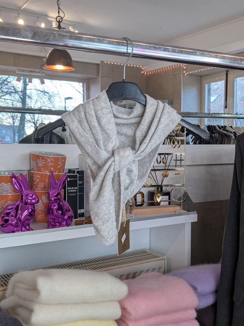 Elegantes Dreieckstuch aus kostbarer Materialmischung: Kaschmir, Wolle und Viskose vereinen sich zu einem Feinstrick von unvergleichlicher Weichheit.